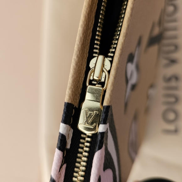 Louis Vuitton Wild At Heart Arizona Tan Monogram Canvas Toiletry Pouch 26 XL Bag - Picture 3 of 17